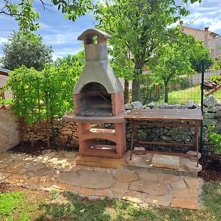 Casa Mirelia Fuer Zwei Mit Garten Und Whirlpool